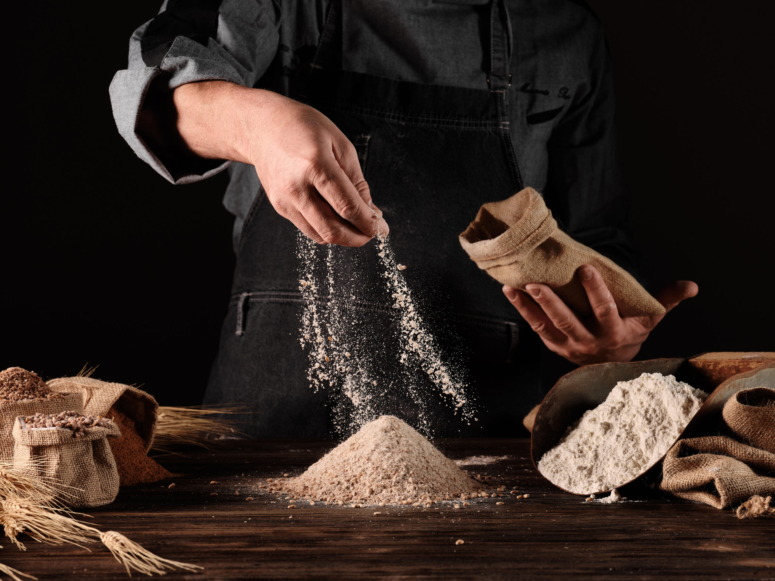 le farine della pinsa, il mastro pinsaiolo mescola le farine della pinsa