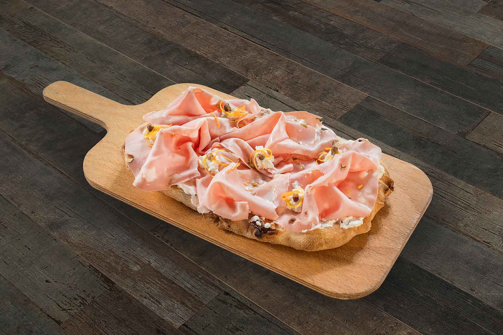 Pinsa con mozzarella, ricotta, mortadella, pistacchi e zeste di limone