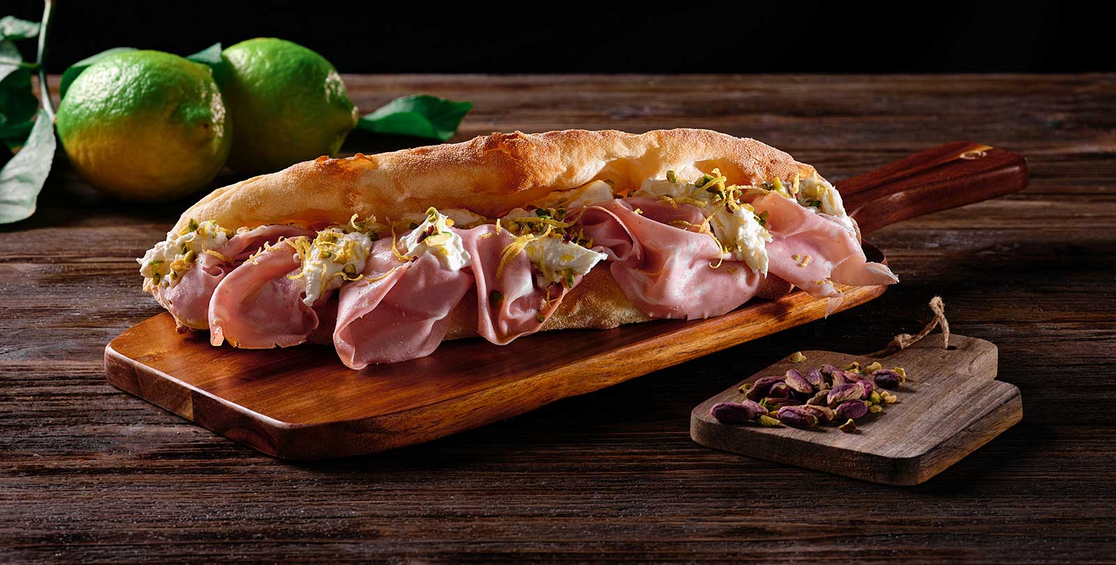 Pinsa con mortadella, stracciatella, pistacchi e zeste di limone