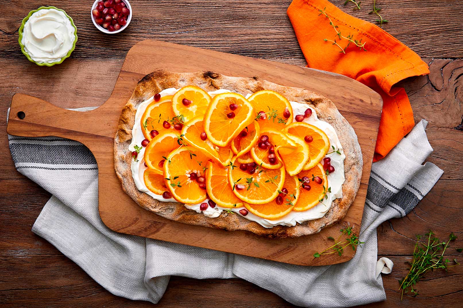 Pinsa pinsami farcita con arancia, mascarpone, melograno, timo e zucchero a velo