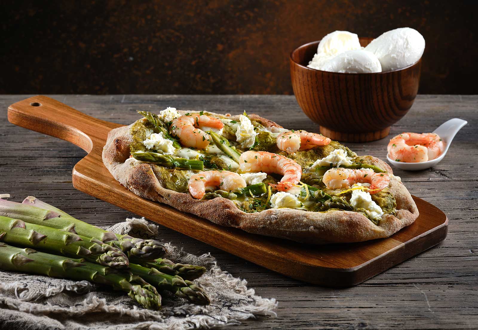 Pinsami wholemeal pinsa with creamed asparagus, mozzarella, prawns, parsley and lemon zest