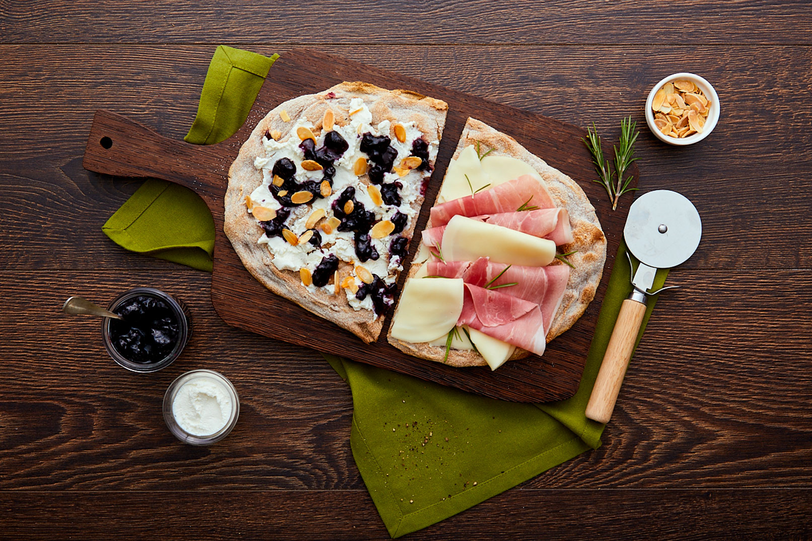 Ricetta Pinsa Pinsami Bigusto per una colazione veloce dolce con ricotta, mandorle e prosciutto e formaggio
