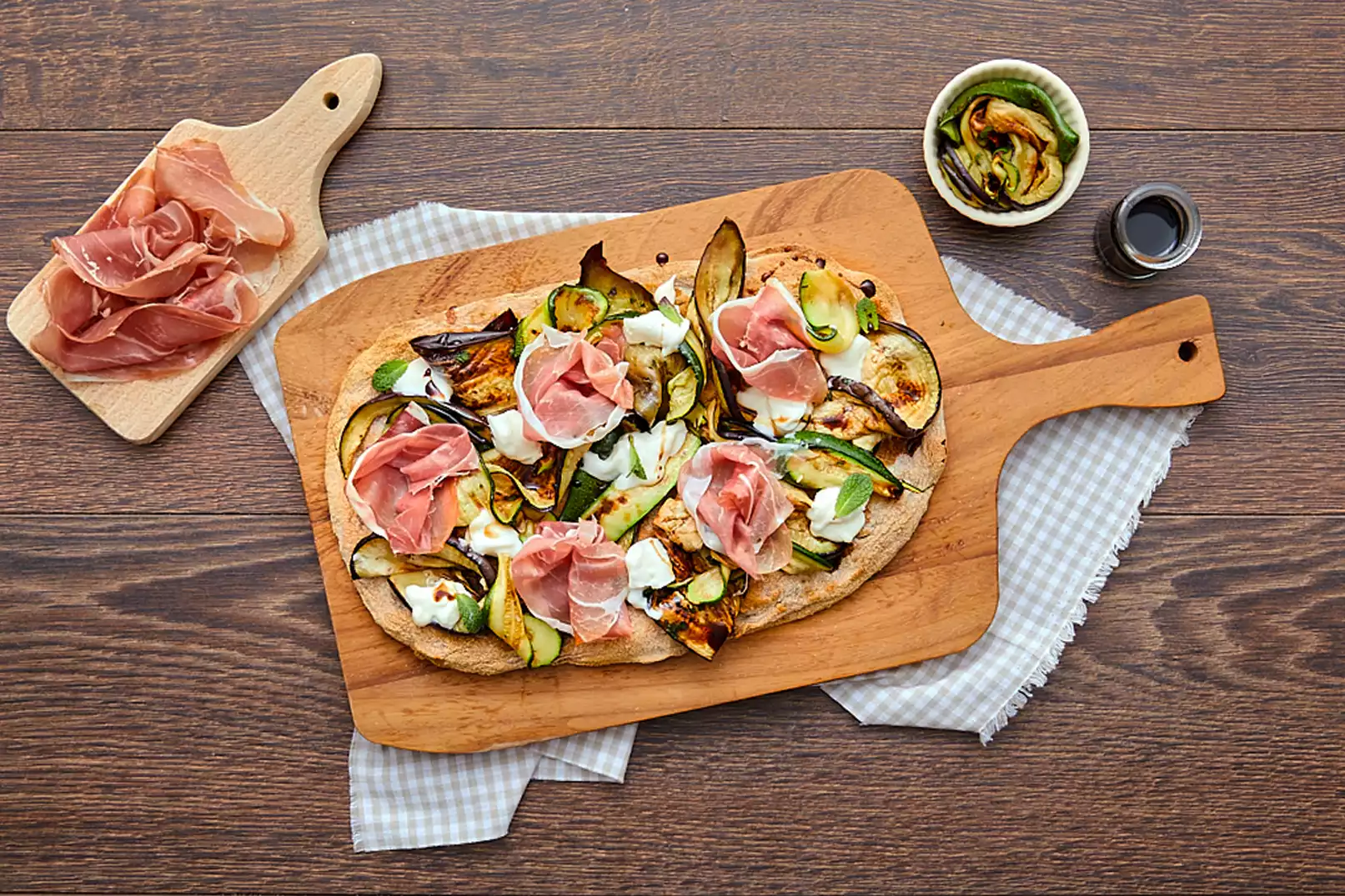 Pinsa con stracchino, prosciutto, zucchine e melanzane grigliate