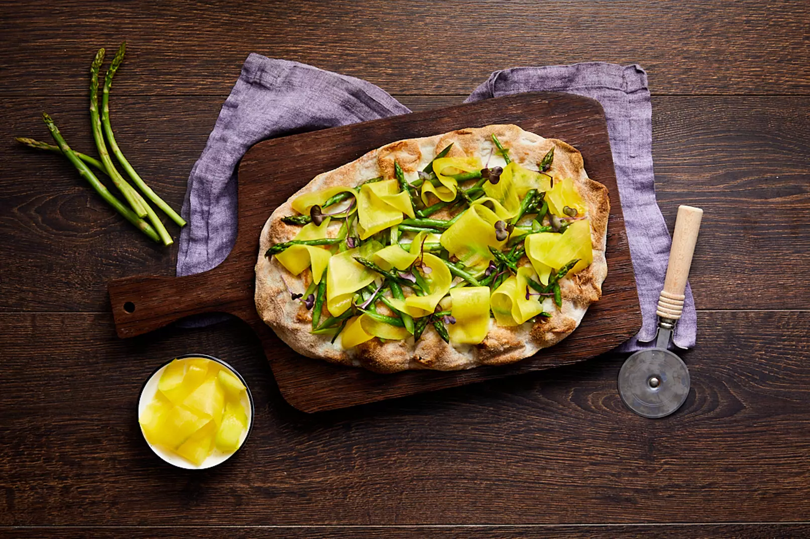 Pinsa con mango, asparagi e mozzarella
