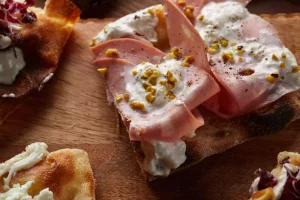 idea aperitivo con pinsa romana mortadella e stracciatella