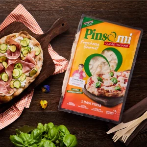 base pinsa farcita con crudo e zucchine per un picnic e immagine pack pinsami fresco 