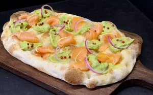 ricetta pinsa con avocado e salmone con pepe rosa