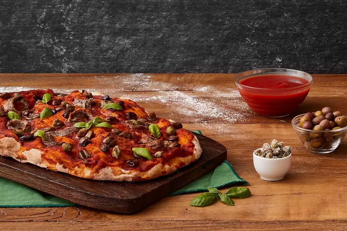 Pinsa con olive pomodoro e basilico per una cena veloce