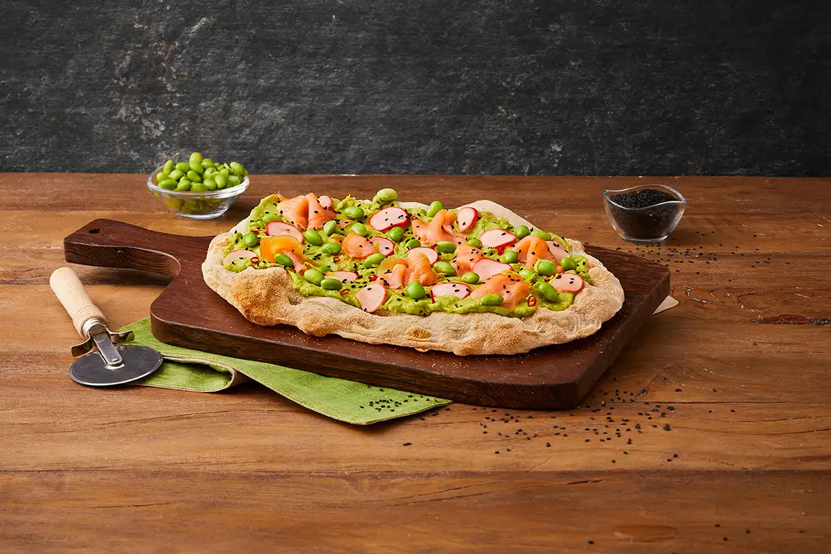 pinsa pinsami ricettazione fit con avocado, edamame, ravanello, salmone, peperoncino e semi di sesamo