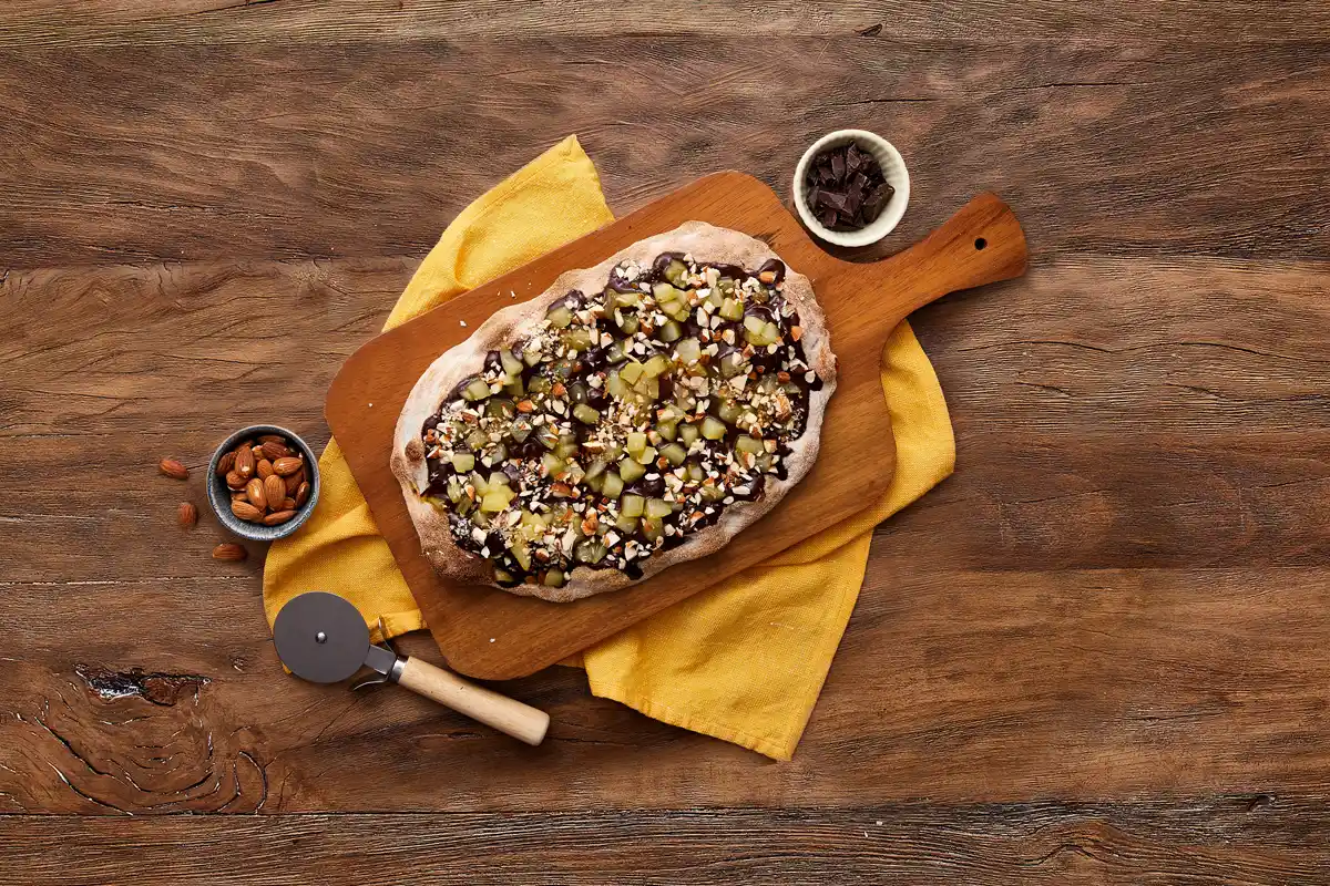 Pinsa dolce vegan con pere e cioccolato fondente