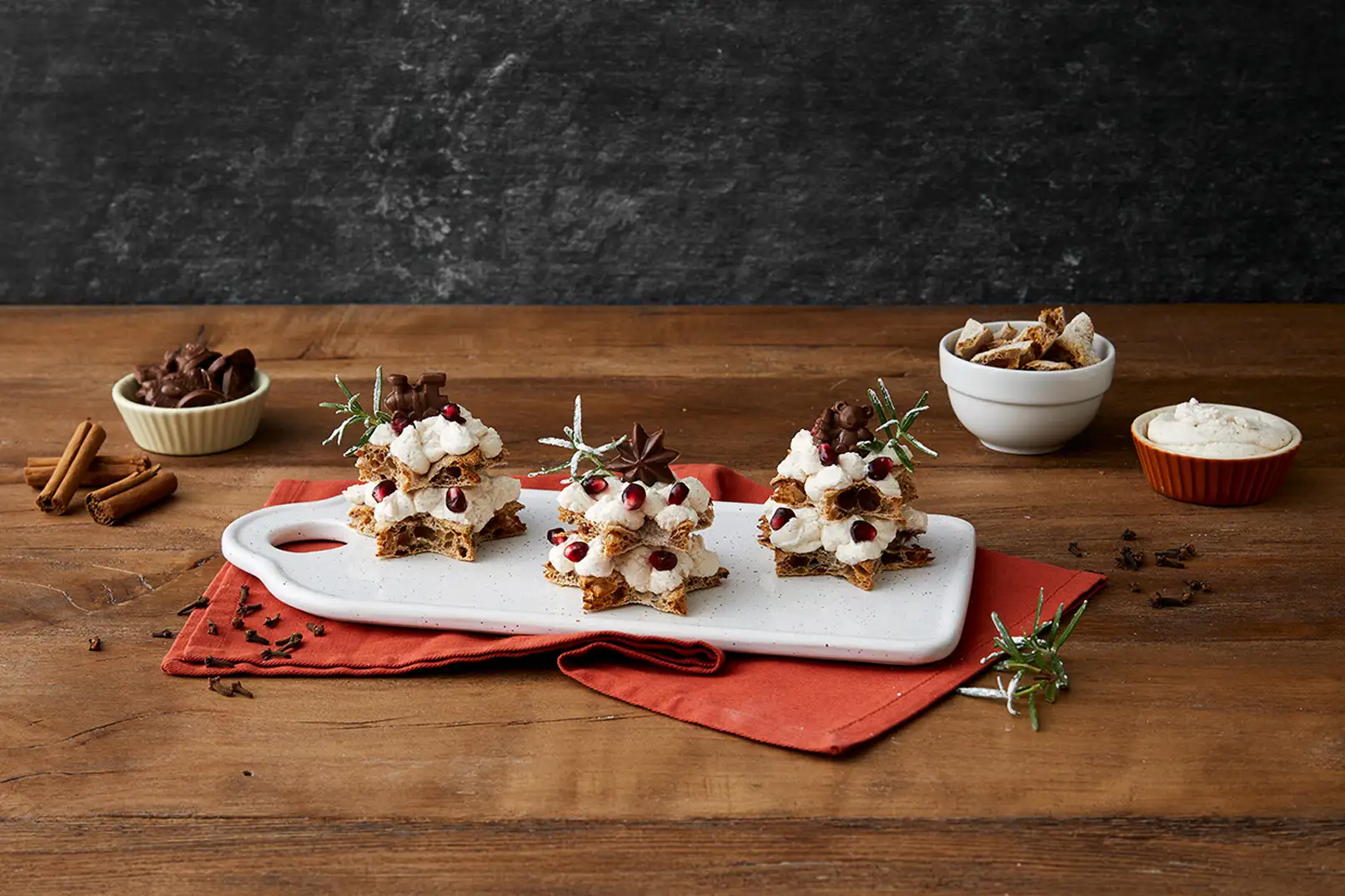 Pinsa stellata con Crema al formaggio speziata e decori natalizi