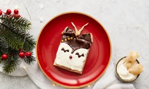 pinsa di natale con panna, cioccolato e melograno