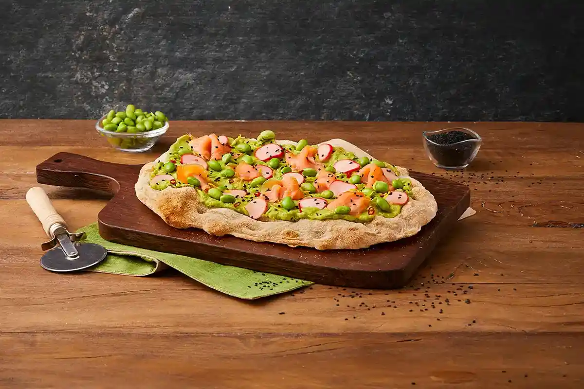 pinsa romana Fit con avocado, salmone ed edamame