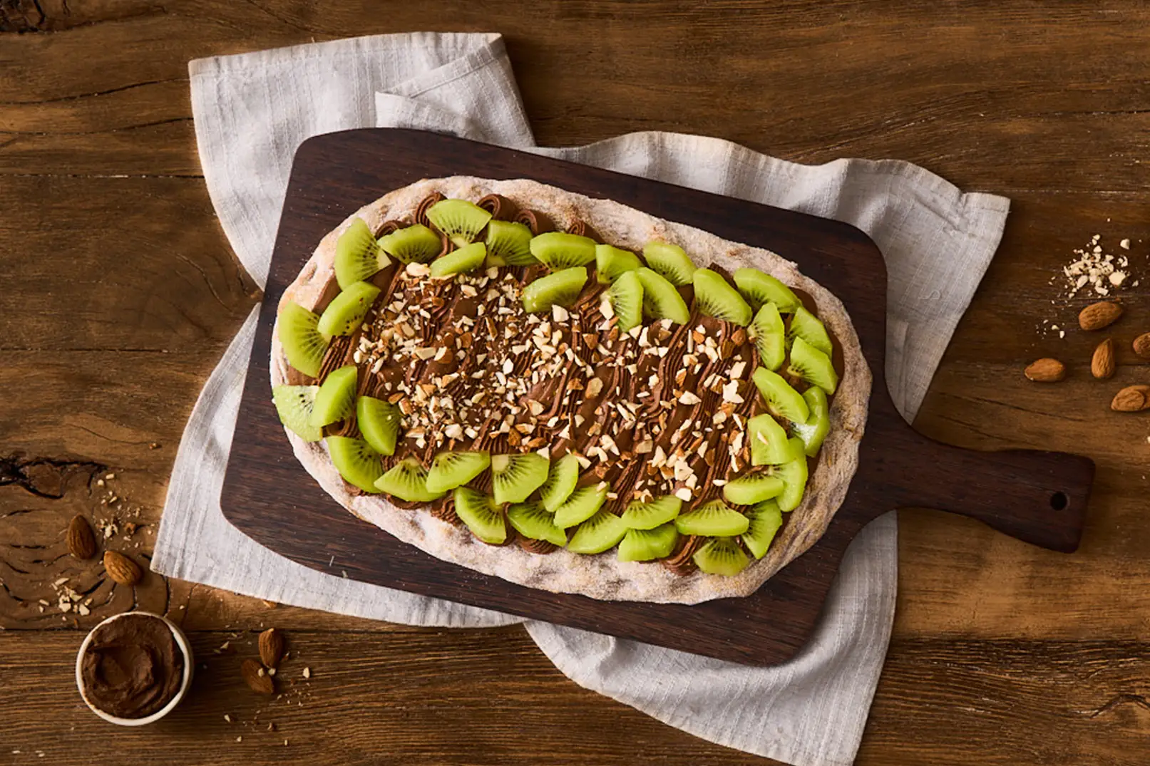 Pinsa con mousse di avocado al cioccolato, kiwi e mandorle