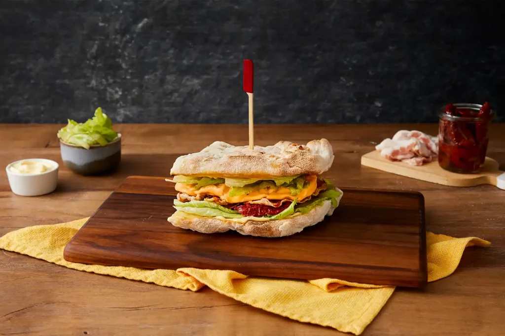 pinsa club sandwich con cheddar, insalata,