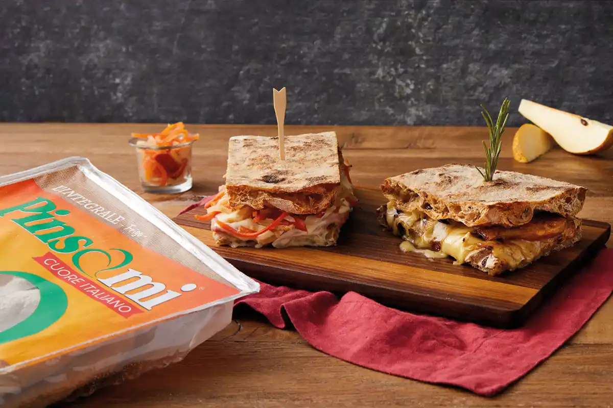 La Pinsa usata come base per toast ricettata con formaggio, pere, prosciutto cotto e formaggio