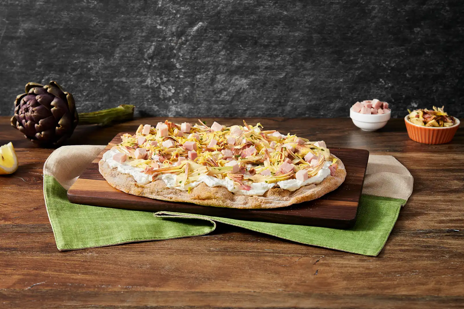 Pinsa Pinsami ricettata con prosciutto cotto e carciofi copia