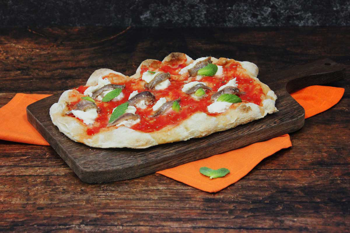 Pinsa con pomodoro, alici, burrata e menta