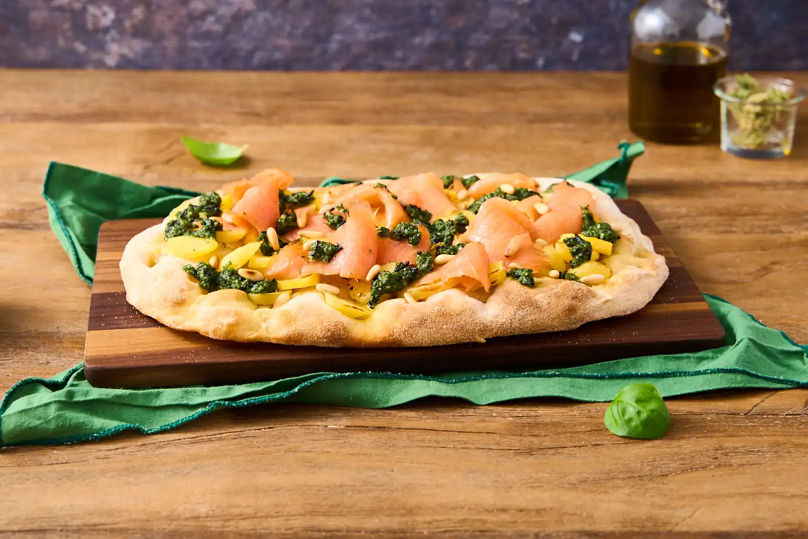 Pinsa con pesto alla spirulina, salmone e patate novelle