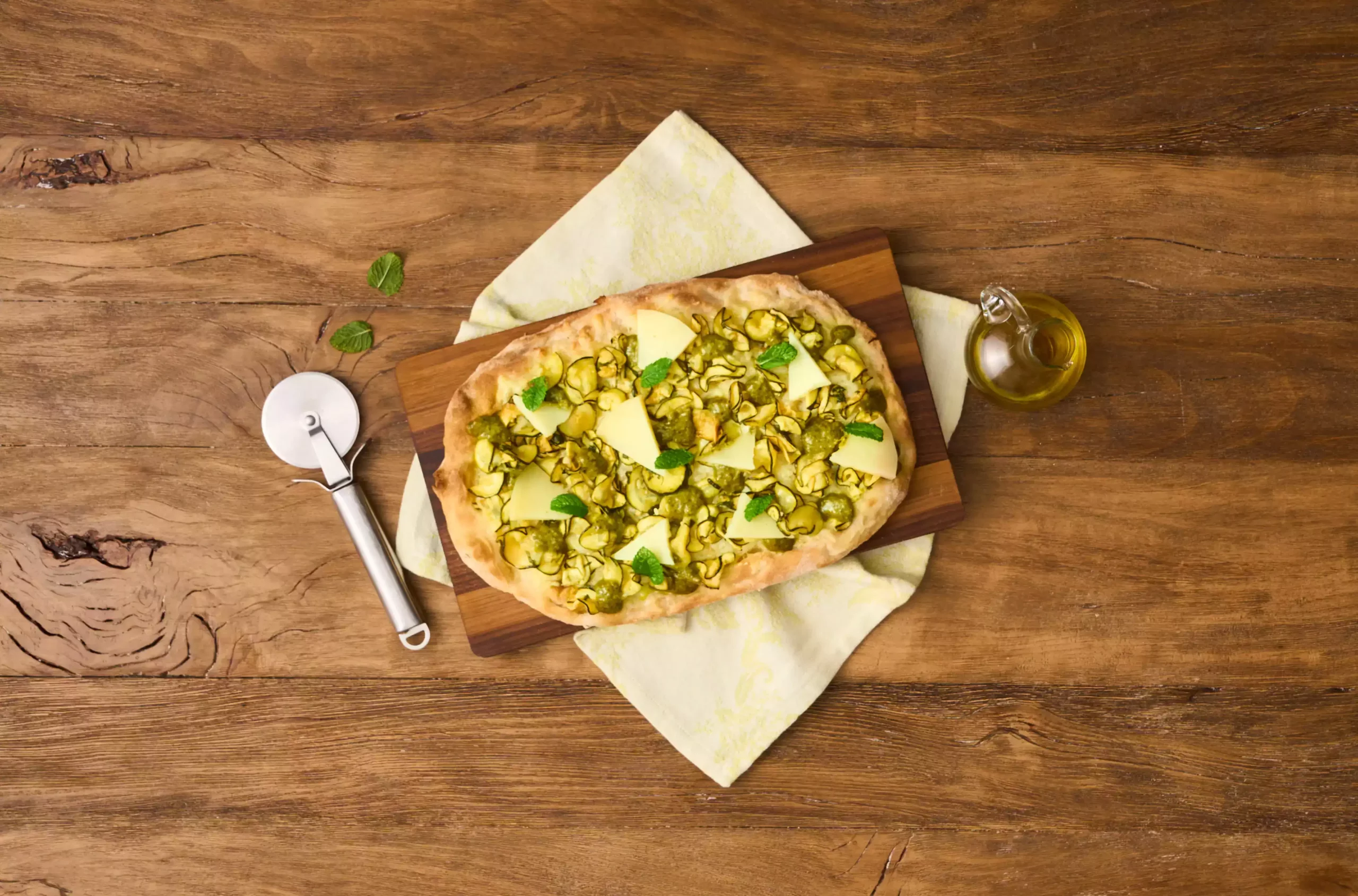 Pinsa con zucchine alla scapece, pesto e caciocavallo silano