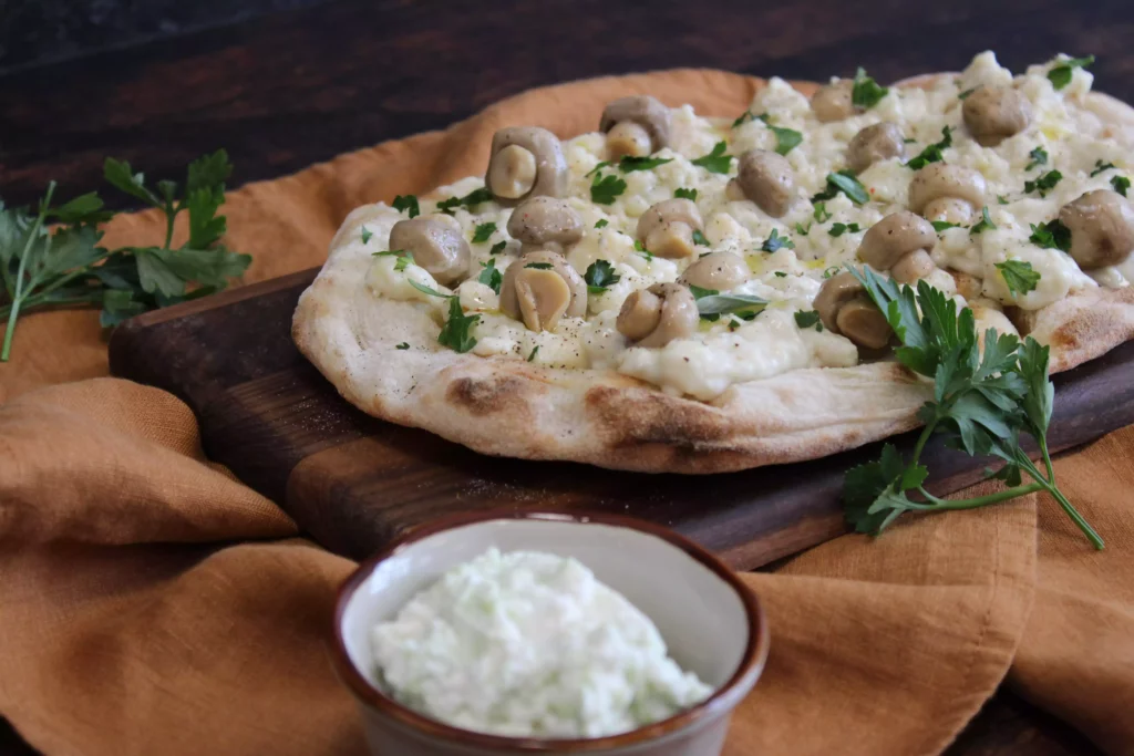 Pinsa con Funghi Champignon e Gorgonzola
