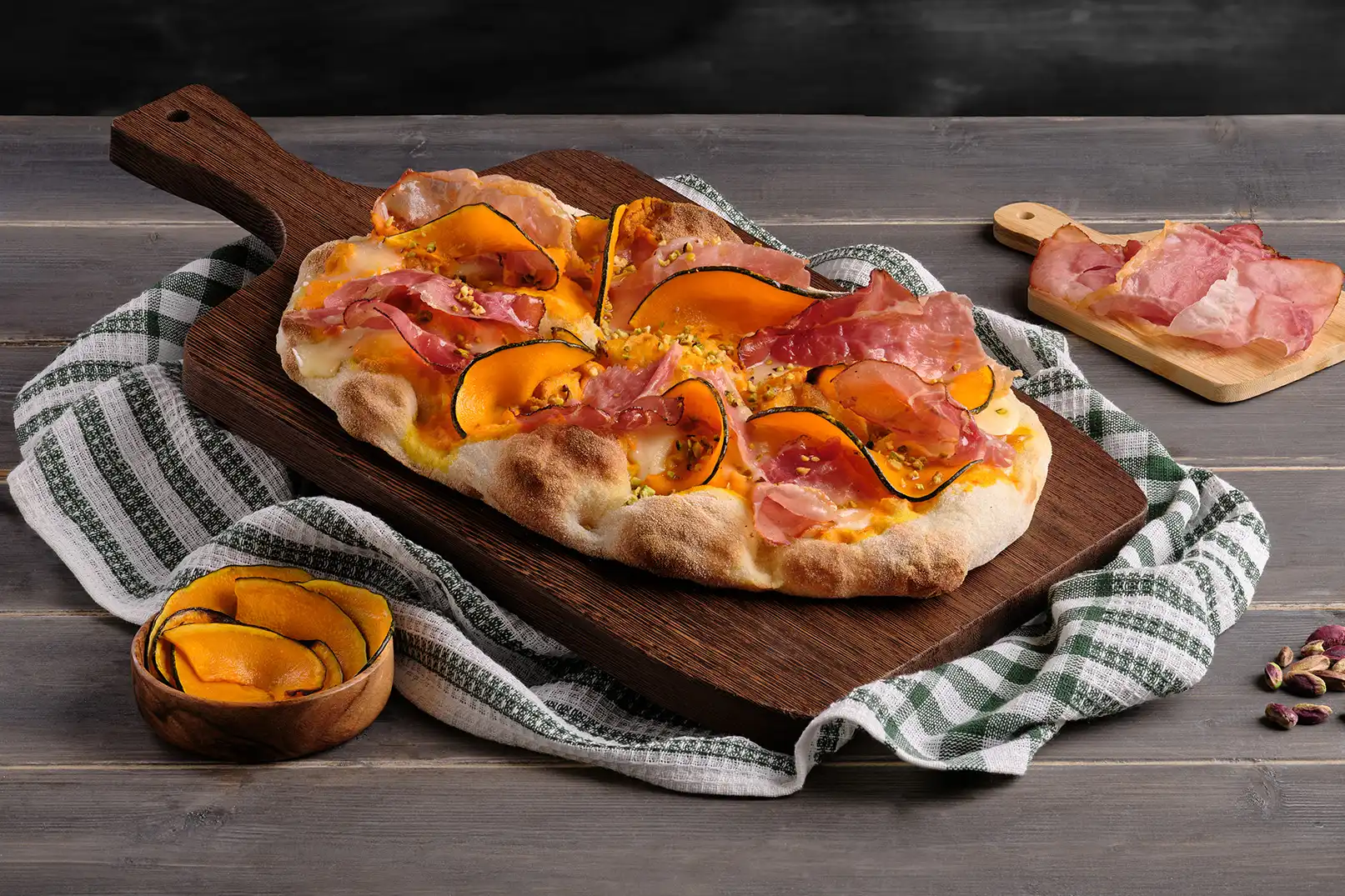 Pinsa con Zucca e Speck