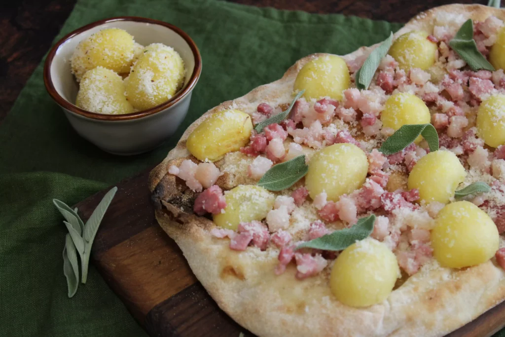 Pinsa con patate novelle, pancetta e salvia