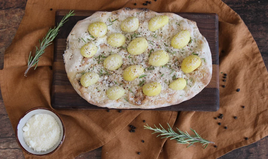 Pinsa con patate novelle, rosmarino e pecorino