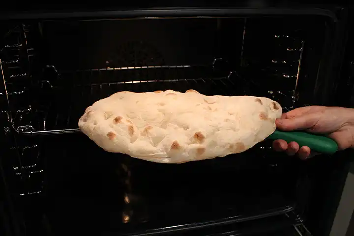 Backe die Pinsa-Basis 5-7 Minuten, bis sie knusprig ist