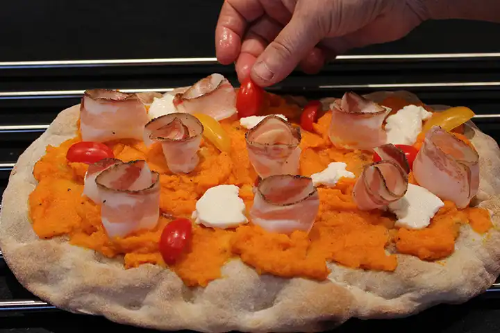 Garniere mit den Cherrytomaten, Guanciale und Mozzarella
