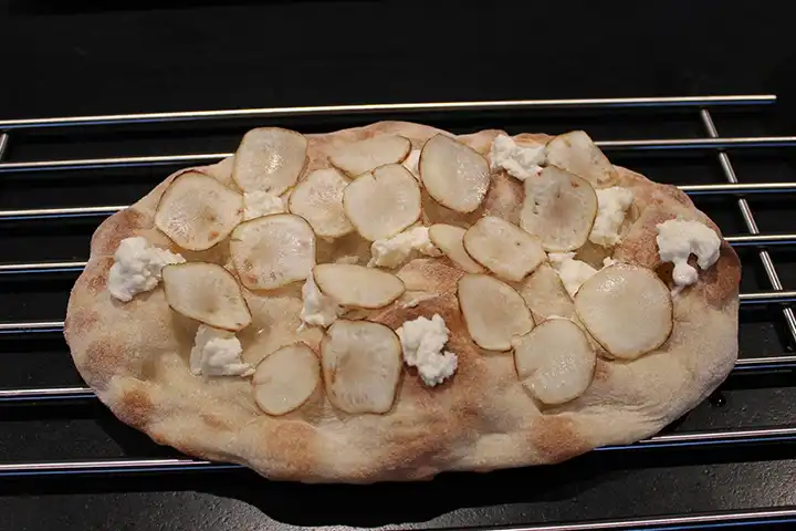 Lege die Pinsa-Basis auf einen Rost