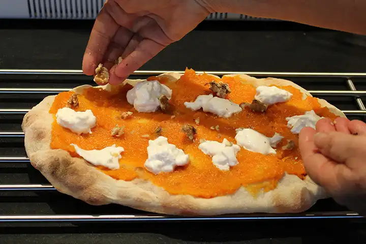 Mit gerösteten Walnüssen frischem Thymian und Burrata garnieren