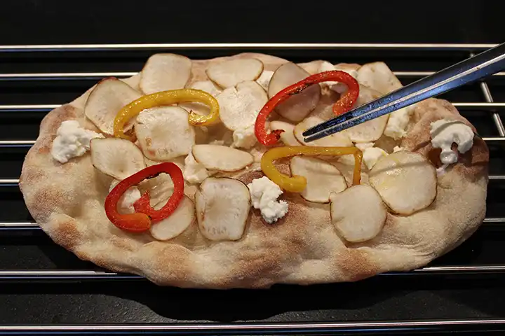 Platziere die gerösteten Paprikaschoten