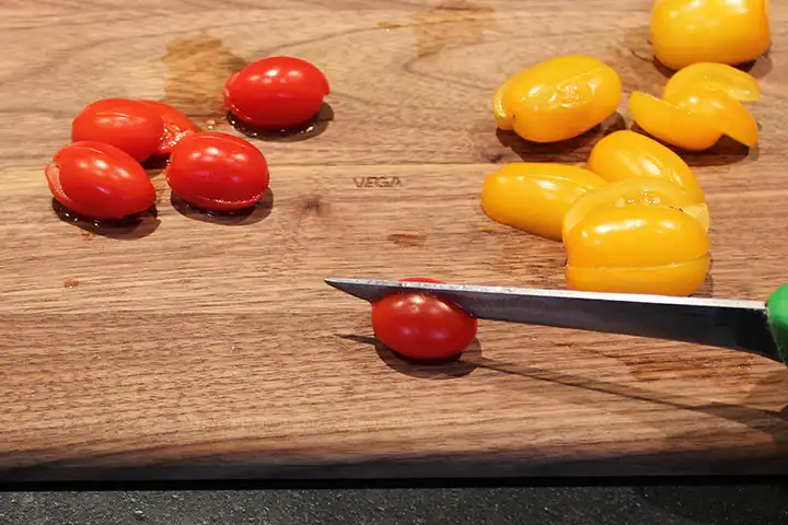 Schneide die roten und gelben Tomaten