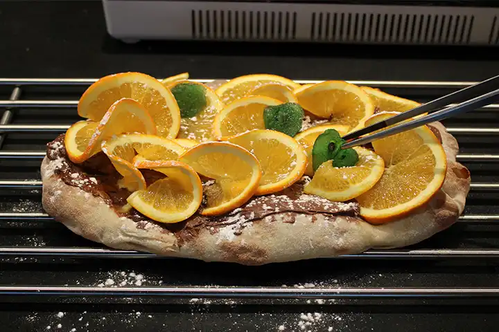 Verziere mit kandierten Früchten und Puderzucker
