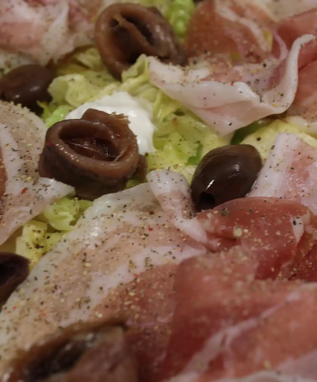 Backe die Pinsa für 5-7 Minuten und garniere sie beim Servieren den Sardellenfilets