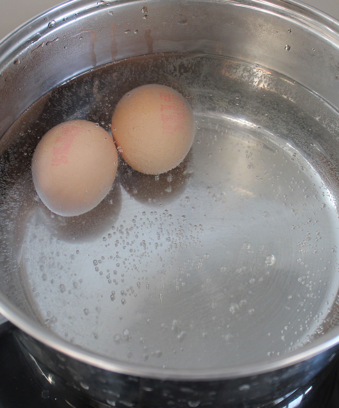 Koche die 2 Eier