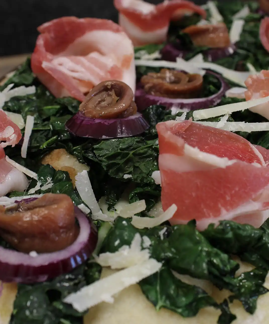 Nehme aus dem Ofen und garniere mit Pecorino-Spänen, rosa Pfefferkörnern und den Sardellen