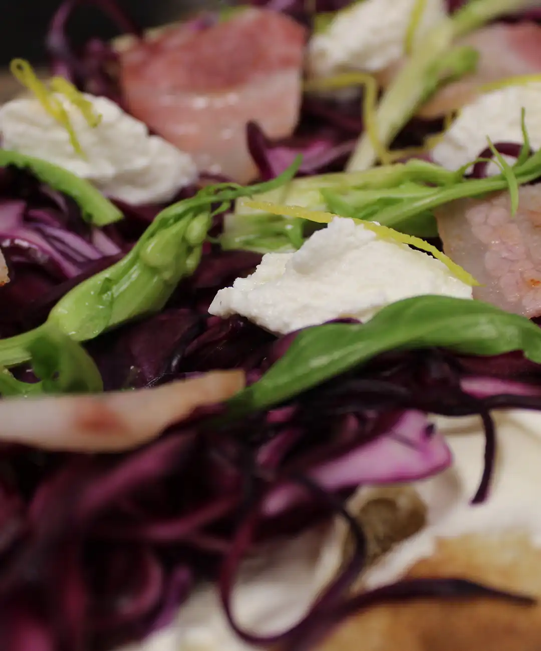 Sforna ed aggiungi le puntarelle con la pancetta croccante