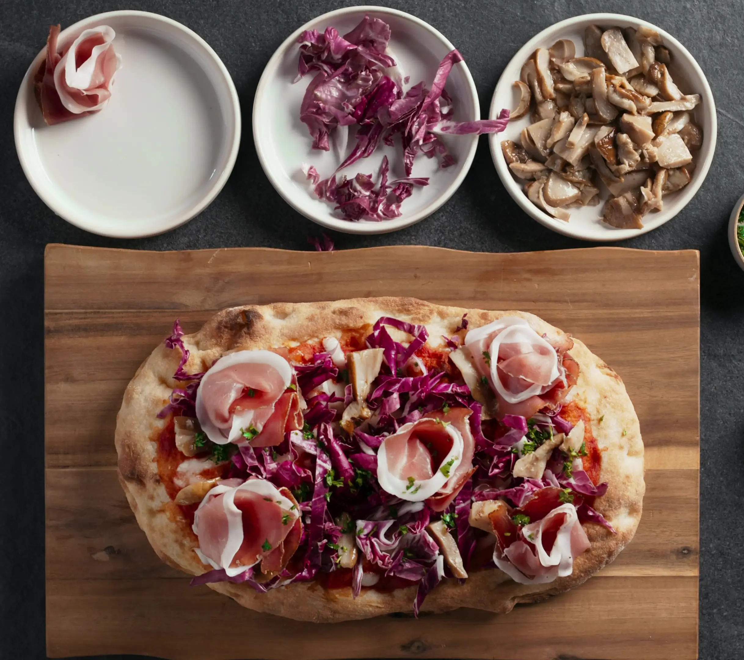 Pinsa margheirta Pinsami con radicchio e speck
