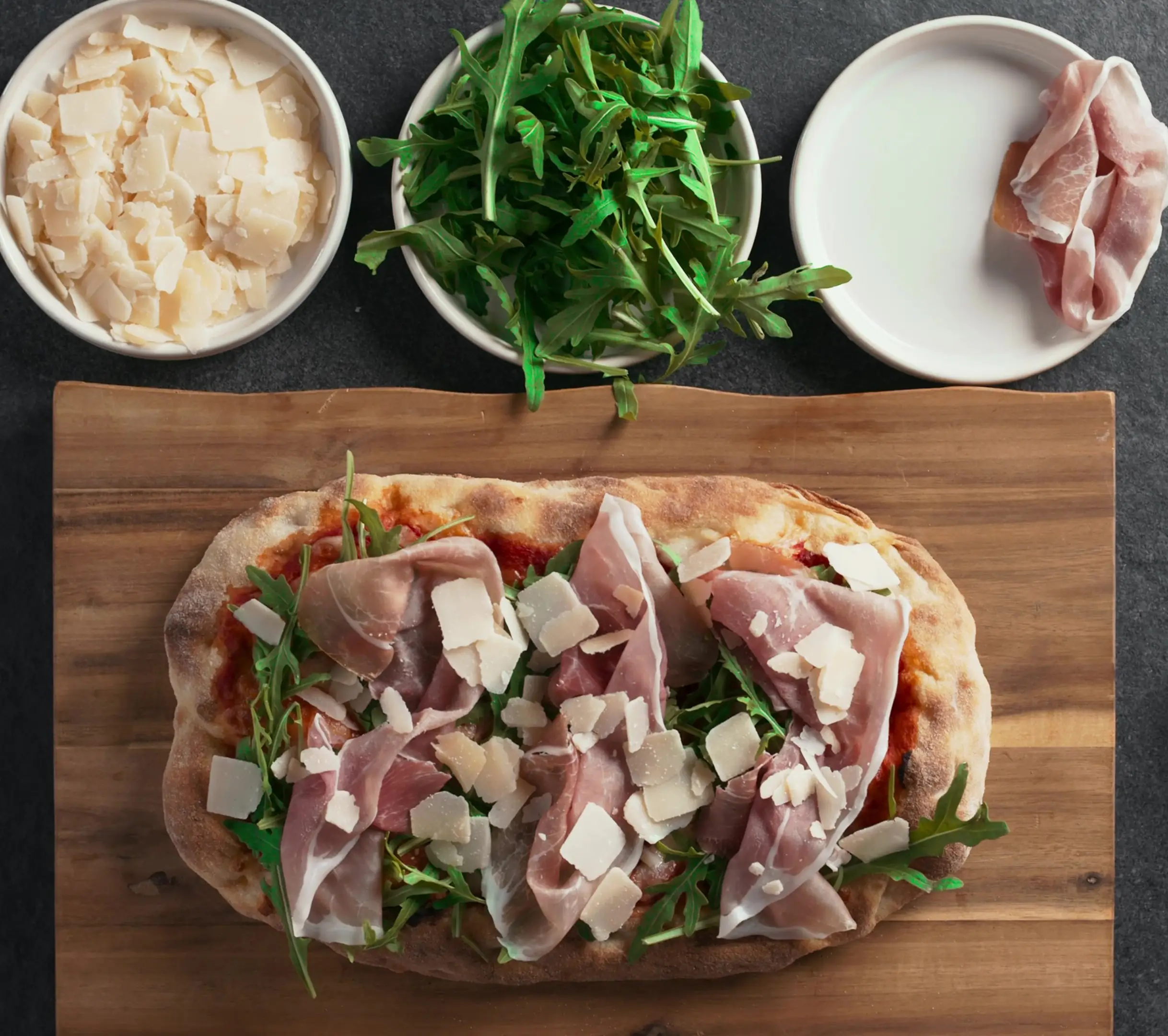 Pinsa margheirta Pinsami con rucola e crudo
