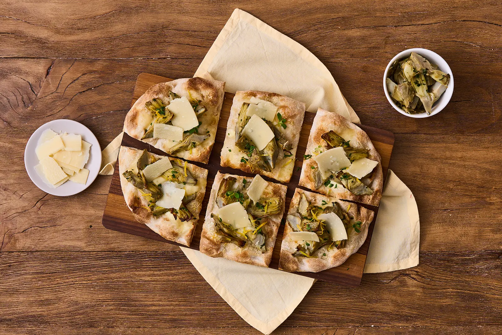 Pinsa mit Artischocken, Parmesan, Kräutern und Zitrone | Pinsami