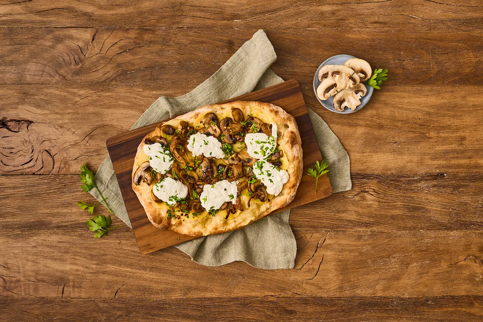 Pinsa mit Fontina, Kartoffeln, Champignons, Burrata und Chili