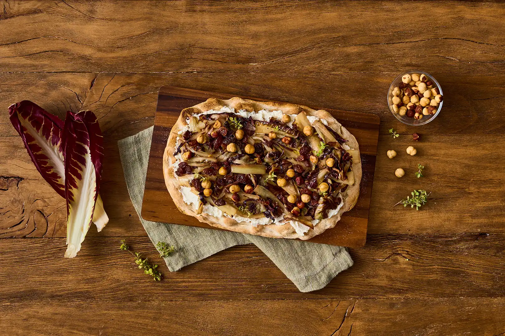 Hier ist ein leckeres und einfaches Rezept für Pinsa mit Ricotta, Radicchio und Rosinen