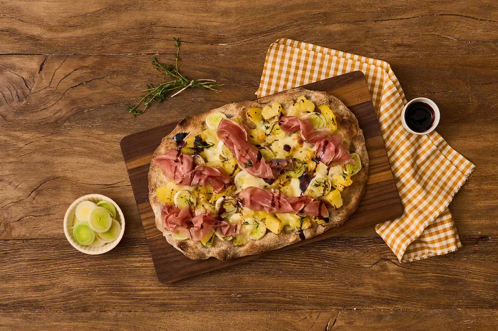 Eine leckere Vollkorn-Pina mit Kartoffeln, Lauch, Mozzarella und geräuchertem Schinken