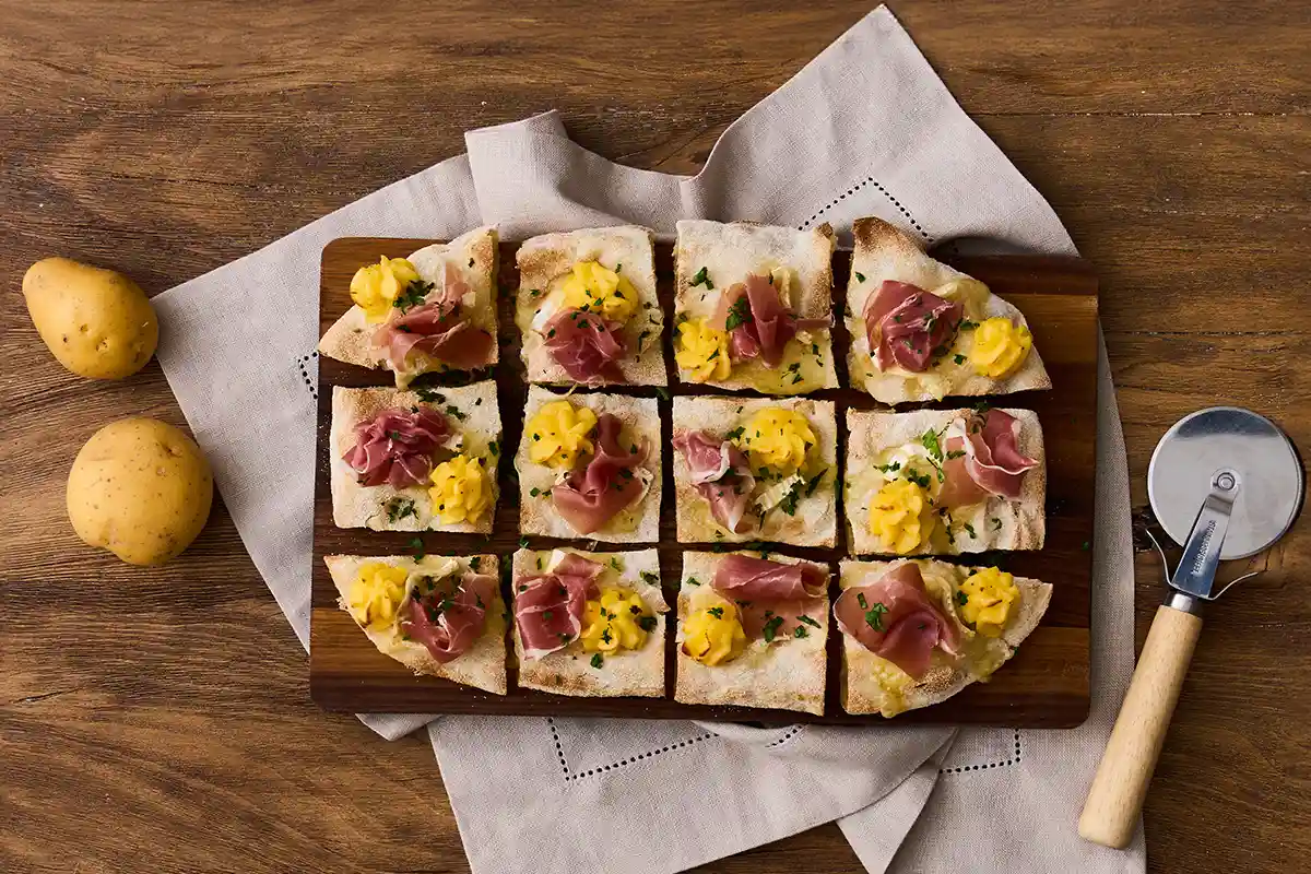 Eine Pinsa für die Feiertage mit Brie, Herzoginkartoffeln.