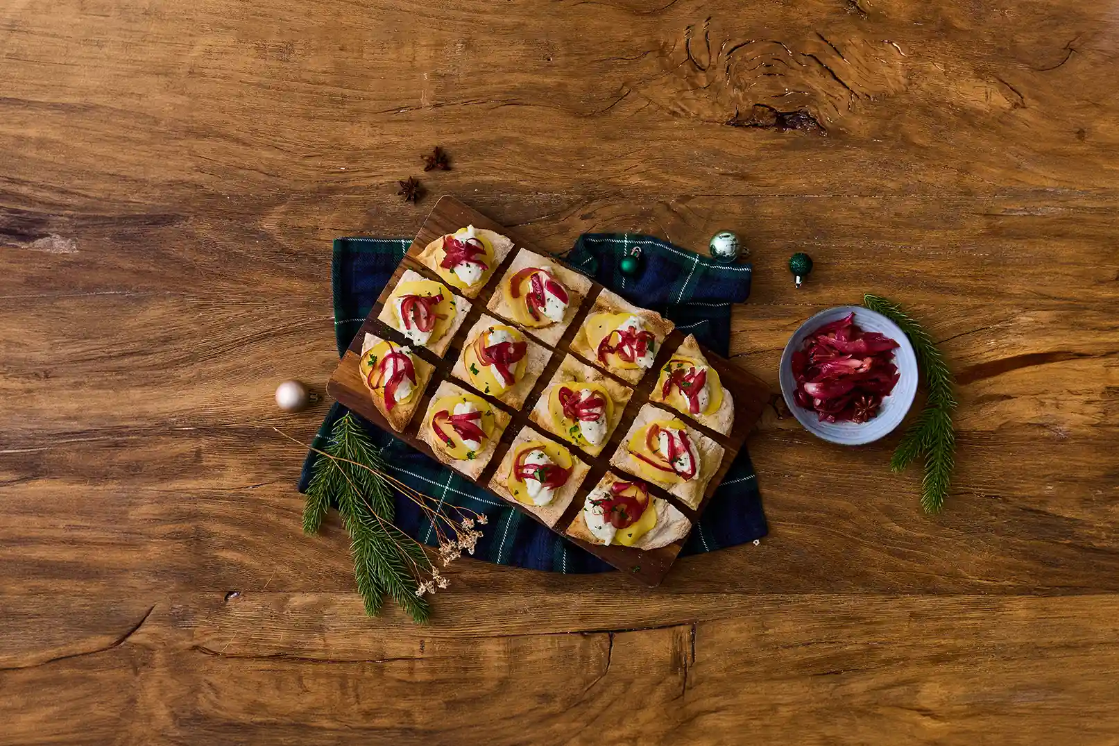 eine köstliche festliche Pinsa mit Kabeljau und Kartoffeln