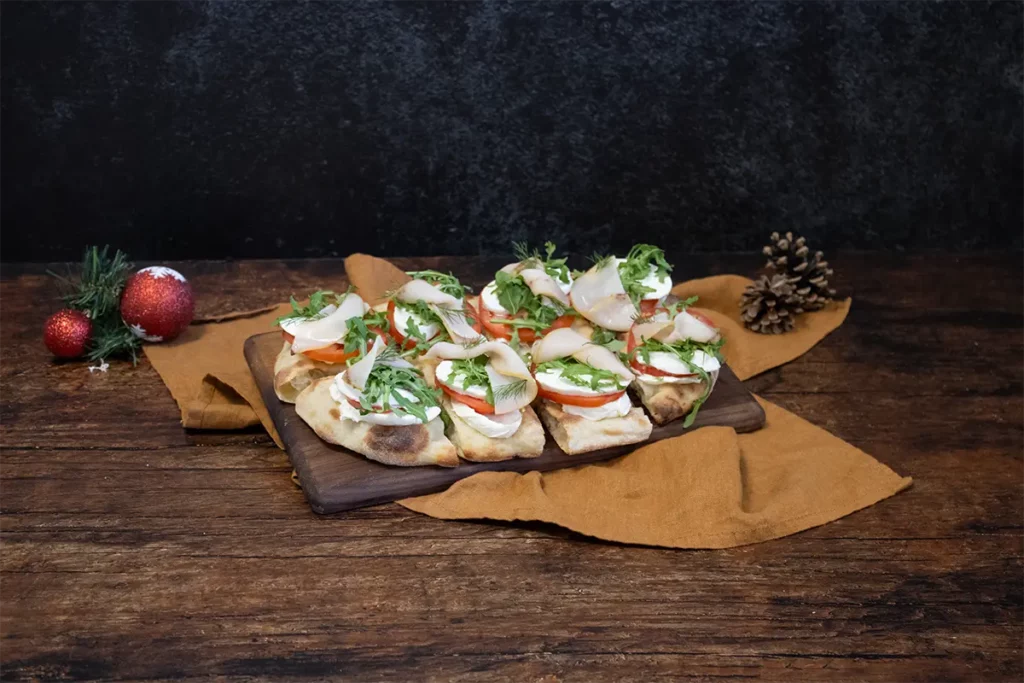 Pinsa mit Fischcarpaccio und Weihnachtsgewürzen
