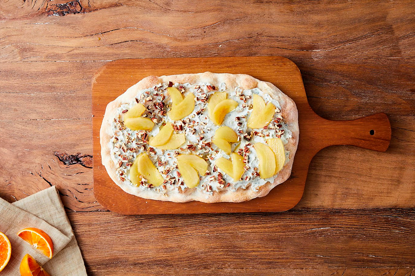 Eine süß-salzige Pina mit Karamellisierte Birnen und Gorgonzola-Käse
