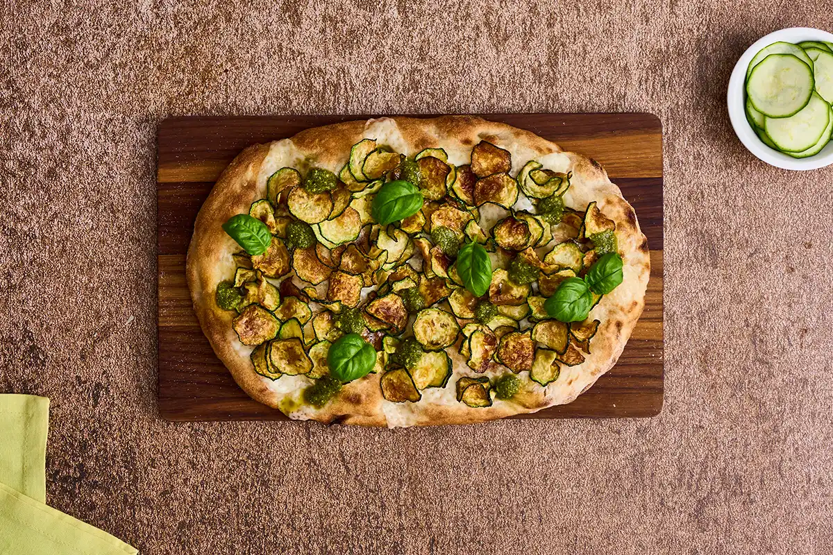 Cosa mangiare a cena c'estate? Prova la pinsa con zucchine e pesto